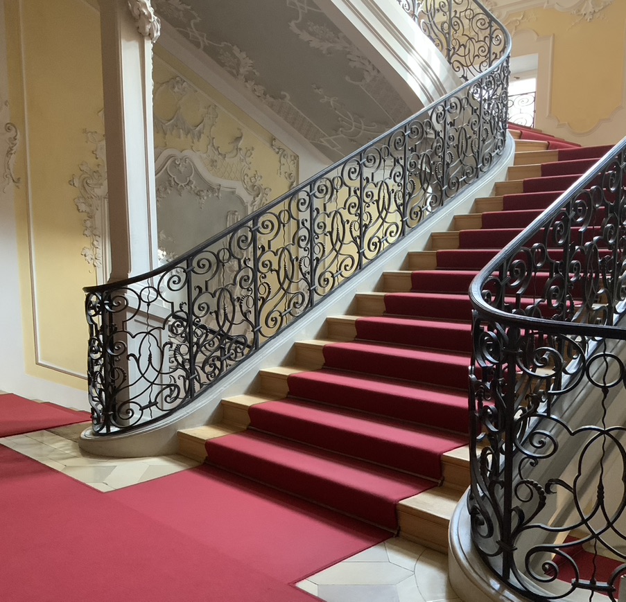 Treppe mit rotem Teppich