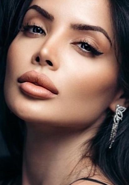 Junge schöne Frau mit gerader Nase