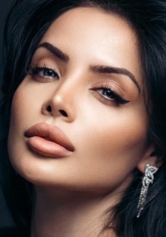 Frau mit einer schönen geraden operierten Nase