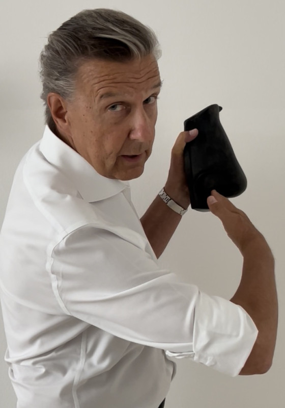 Prof. Dr. Holtmann erklärt an einem Nasenmodell