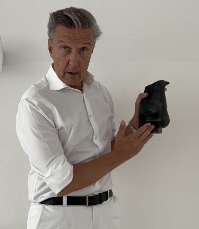 Prof. Dr. Holtmann erklärt an einem Nasenmodell die Nasenscheidewand