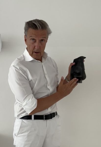 Prof. Dr. Holtmann erklärt an einem Nasenmodell die Nasenscheidewand