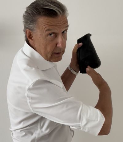 Prof. Dr. Holtmann präsentiert Plastikmodell einer Nase