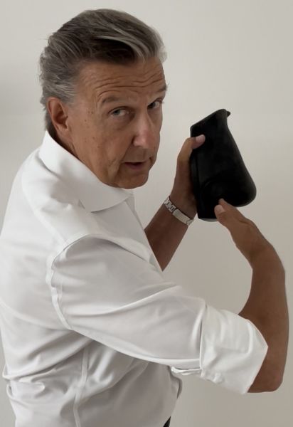 Prof. Dr. Holtmann präsentiert Plastikmodell einer Nase