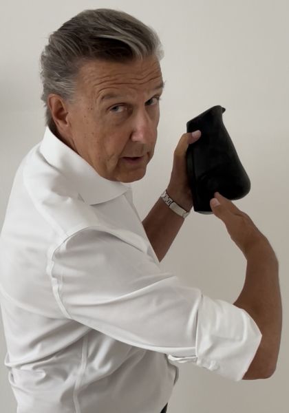 Prof. Dr. Holtmann präsentiert Plastikmodell einer Nase