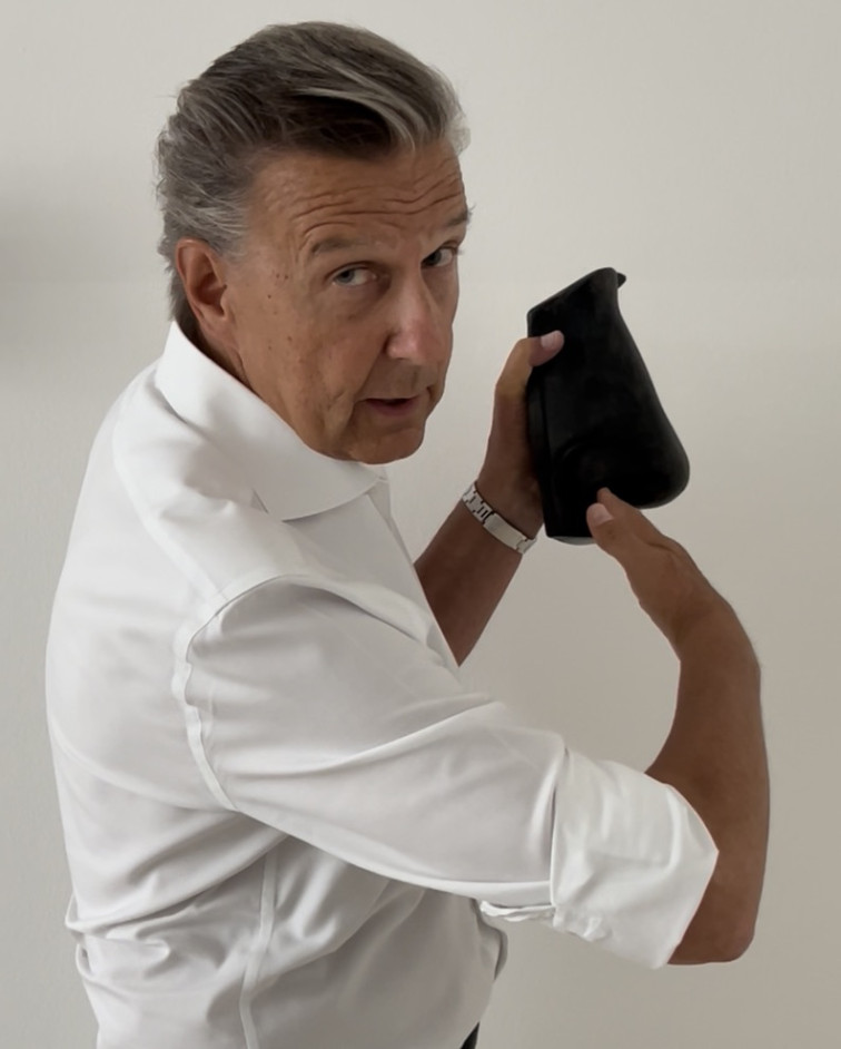 Prof. Dr. Holtmann präsentiert Plastikmodell einer Nase