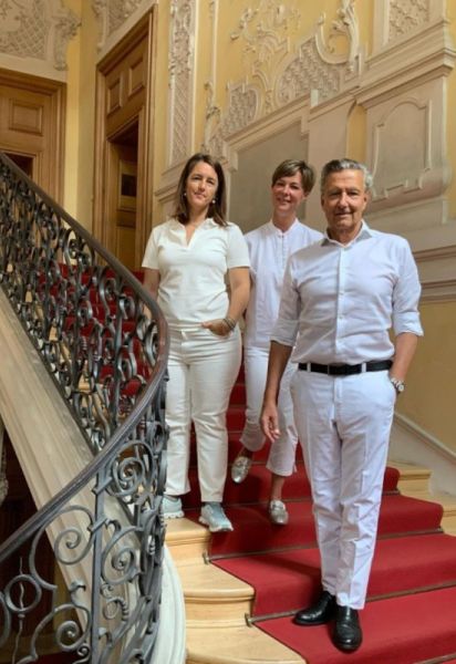 Prof. Dr. Stefan Holtmann mit Praxisteam